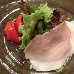 チェルバイア - プランツォＡ 1200円 の自家製ハムとサラダ