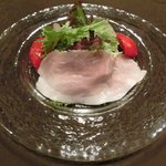 チェルバイア - プランツォＡ 1200円 の自家製ハムとサラダ