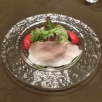 チェルバイア - プランツォＡ 1200円 の自家製ハムとサラダ