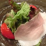 チェルバイア - プランツォＡ 1200円 の自家製ハムとサラダ