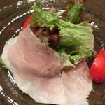 チェルバイア - プランツォＡ 1200円 の自家製ハムとサラダ