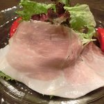 チェルバイア - プランツォＡ 1200円 の自家製ハムとサラダ