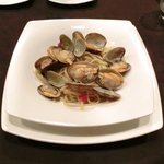 チェルバイア - プランツォＡ 1200円 のアサリとフレッシュトマトのリングイネ