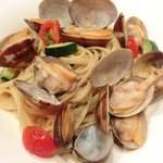 チェルバイア - プランツォＡ 1200円 のアサリとフレッシュトマトのリングイネ