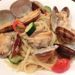 チェルバイア - プランツォＡ 1200円 のアサリとフレッシュトマトのリングイネ