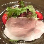 チェルバイア - プランツォＡ 1200円 の自家製ハムとサラダ
