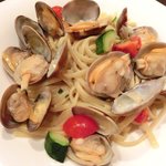 チェルバイア - プランツォＡ 1200円 のアサリとフレッシュトマトのリングイネ