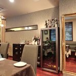 チェルバイア - 店内のテーブル席の風景です