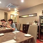 チェルバイア - 店内のテーブル席の風景です