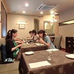 チェルバイア - 店内のテーブル席の風景です