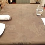 チェルバイア - 店内のテーブル席の風景です