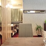 チェルバイア - 店内のテーブル席の風景です
