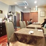 チェルバイア - 店内のテーブル席の風景です