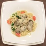チェルバイア - プランツォＡ 1200円 の岩手山牡蠣とフレッシュトマトのリングイネ
