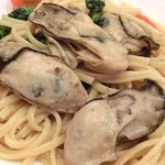 チェルバイア - プランツォＡ 1200円 の岩手山牡蠣とフレッシュトマトのリングイネ