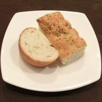 チェルバイア - プランツォＡ 1200円 のフォカッチャとバゲット