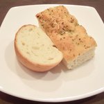 チェルバイア - プランツォＡ 1200円 のフォカッチャとバゲット