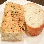 チェルバイア - プランツォＡ 1200円 のフォカッチャとバゲット