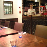 キッチャーノ - 店内のテーブル席の風景です