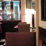 キッチャーノ - 店内のテーブル席の風景です