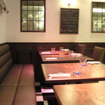 キッチャーノ - 店内のテーブル席の風景です