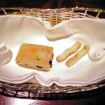 キッチャーノ - 本日のランチ 1200円 の自家製パン