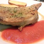キッチャーノ - 本日のランチ+カフェ 1500円 の鶏もも肉の香草パン粉焼き トマトソース添え