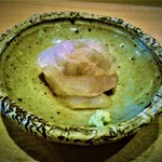天ぷら たけうち - 塩水締めした平目　鮎の魚醤で　　軽く塩水締めした平目の旨みを、魚醤の塩味が引き立てています！
