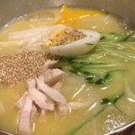 美菜理 - かぼちゃ冷麺は、かぼちゃをたっぷり使ったスープに白ごまをアク