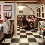 キッチャーノ - 店内のテーブル席の風景です