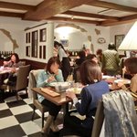 キッチャーノ - 店内のテーブル席の風景です