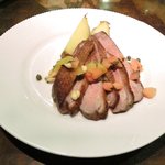 キッチャーノ - 本日のランチ+カフェ 1500円 の鴨胸肉のローストオレンジ・トマト・松の実のソース添え