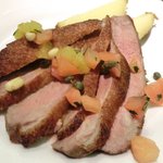 キッチャーノ - 本日のランチ+カフェ 1500円 の鴨胸肉のローストオレンジ・トマト・松の実のソース添え