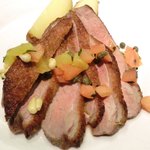 キッチャーノ - 本日のランチ+カフェ 1500円 の鴨胸肉のローストオレンジ・トマト・松の実のソース添え