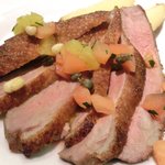 キッチャーノ - 本日のランチ+カフェ 1500円 の鴨胸肉のローストオレンジ・トマト・松の実のソース添え