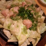 旬菜すし鮮 きずな屋 - キャベツとホルモンの塩だれ鉄板焼き　650円