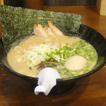 博多ラーメン とんこつ家 - 特製茨城豚骨まる 930円