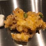 天ぷらと寿司 ミコ - かき揚げ 枝豆ととうもろこしのかき揚げ 626円。