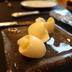 ガストロノミー ジョエル・ロブション - バターに見えないがこれはパン用のバターです。こう曲げるとオシャレですね