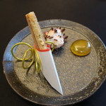 ガストロノミー ジョエル・ロブション - 手前のお菓子みたいのがお料理で奥は飾り、蟹かなにかが入った揚げたやつだけど緊張しておぼえてない