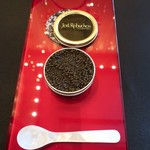 ガストロノミー ジョエル・ロブション - このキャビア缶の下にはジュレと蟹が入っていました。キャビア特有のしょっぱさに蟹の濃厚さが最高のマッチングでした。