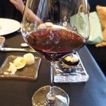 ガストロノミー ジョエル・ロブション - ワインです。渋みもちょうど良く美味しかったがこれまた1800円と低所得者の私にはえらいものでした。