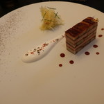 ガストロノミー ジョエル・ロブション - 鰻とフォアグラ ミルフィーユ仕立てにし、リンゴと大根のサラダを添えて