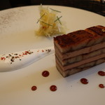 ガストロノミー ジョエル・ロブション - 鰻とフォアグラ ミルフィーユ仕立てにし、リンゴと大根のサラダを添えて