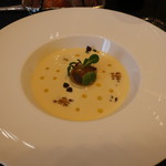 ガストロノミー ジョエル・ロブション - とうもろこしのなめらかなヴルーテ仕立て カレー風味のオイルをまとわせて