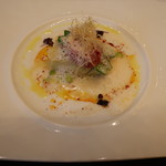 ガストロノミー ジョエル・ロブション - スズキ 葱のエテュベとシトロネルの香りのクレームを添えて