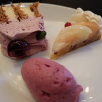 ガストロノミー ジョエル・ロブション - ケーキワゴンからのケーキとアイス