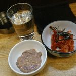 いっさ - 日本酒[300円]のお供は塩辛[200円]とキムチ[200円]
