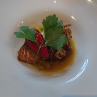 キュイエット - お肉かお魚か選べます。お魚をチョイス「真鯛のポアレ」グリルがベストな感じ。鯛はやっぱり塩加減と皮やと思います。