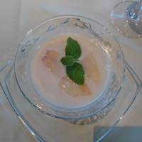 キュイエット - ピーチの冷製スープ　食べたことないお味でした。スープなのかスイーツなのか…でも美味かった。